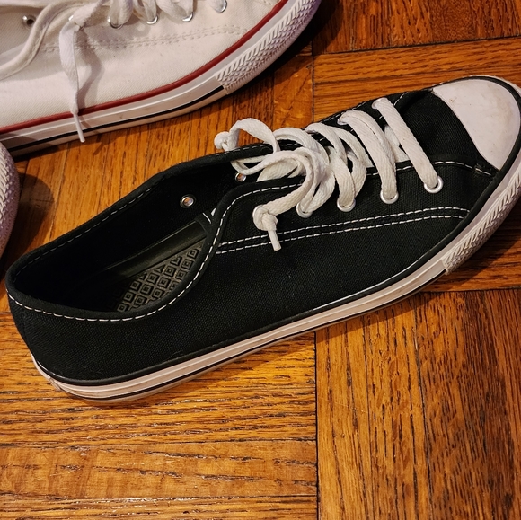 Women's dainty converse size 5.5 - Picture 2 of 2